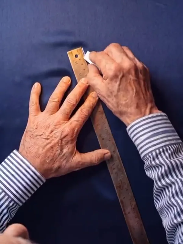 Sartoria Pignatelli, mani al lavoro sul tessuto | DigitalX Studio